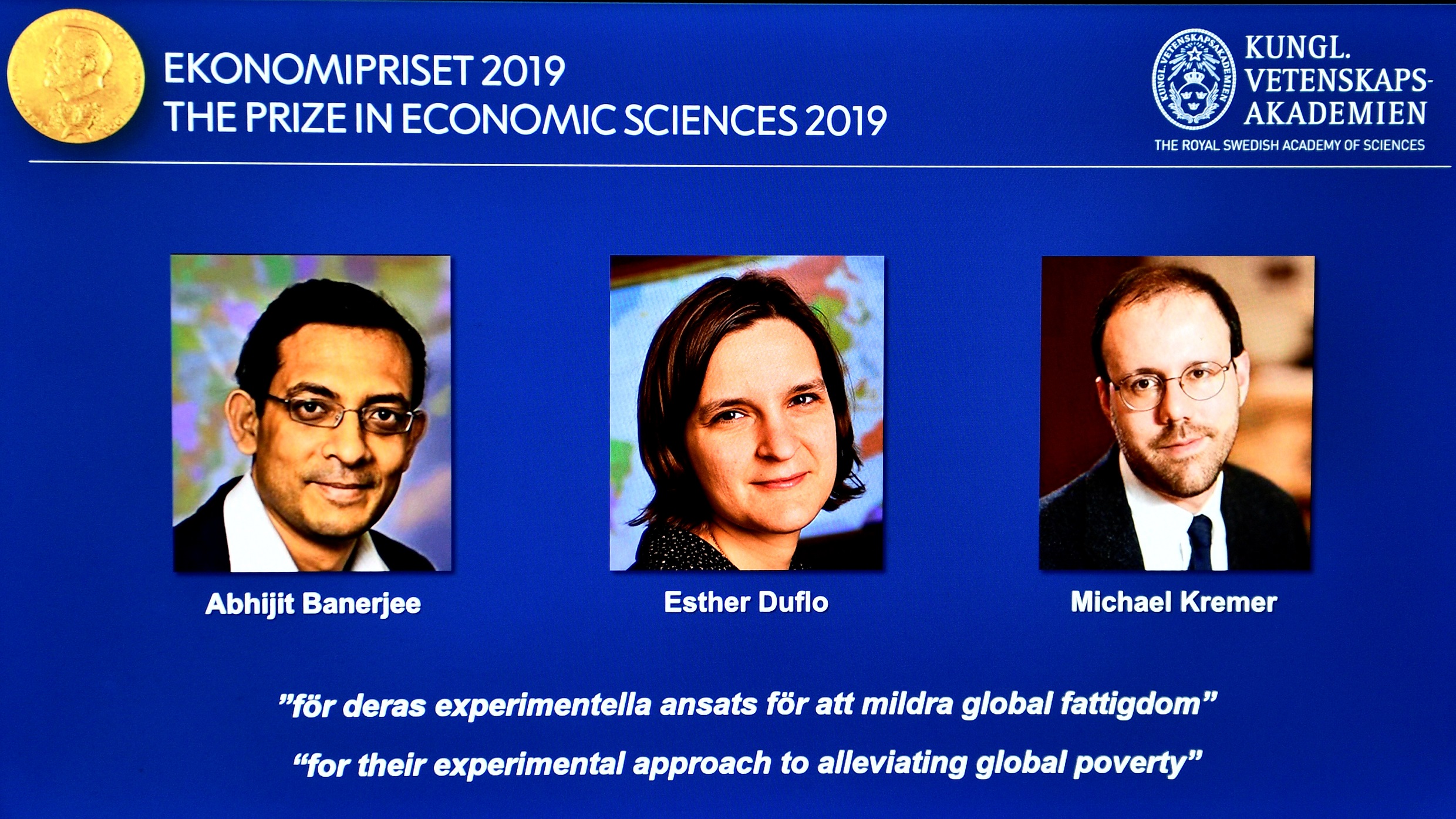 الفائزون بجائزة نوبل للاقتصاد الأميركي أبهجيت بانيرجي المولود في الهند، والفرنسية الأميركية إستر دوفلو، والأميركي مايكل كريمر. (رويترز)