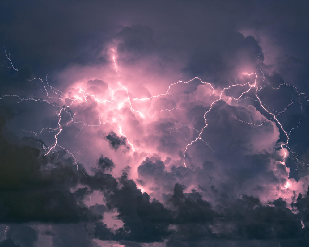 دائرة الأرصاد الجوية دعت إلى تجنب استعمال الهواتف المزودة بأسلاك خلال حدوث البرق والرعد. (shutterstock)
