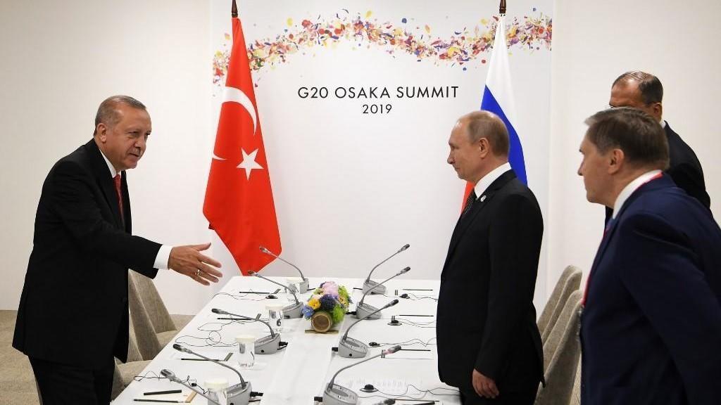 الرئيس الروسي فلاديمير بوتين (يمين) والرئيس التركي رجب طيب أردوغان (يسار). (أ ف ب)