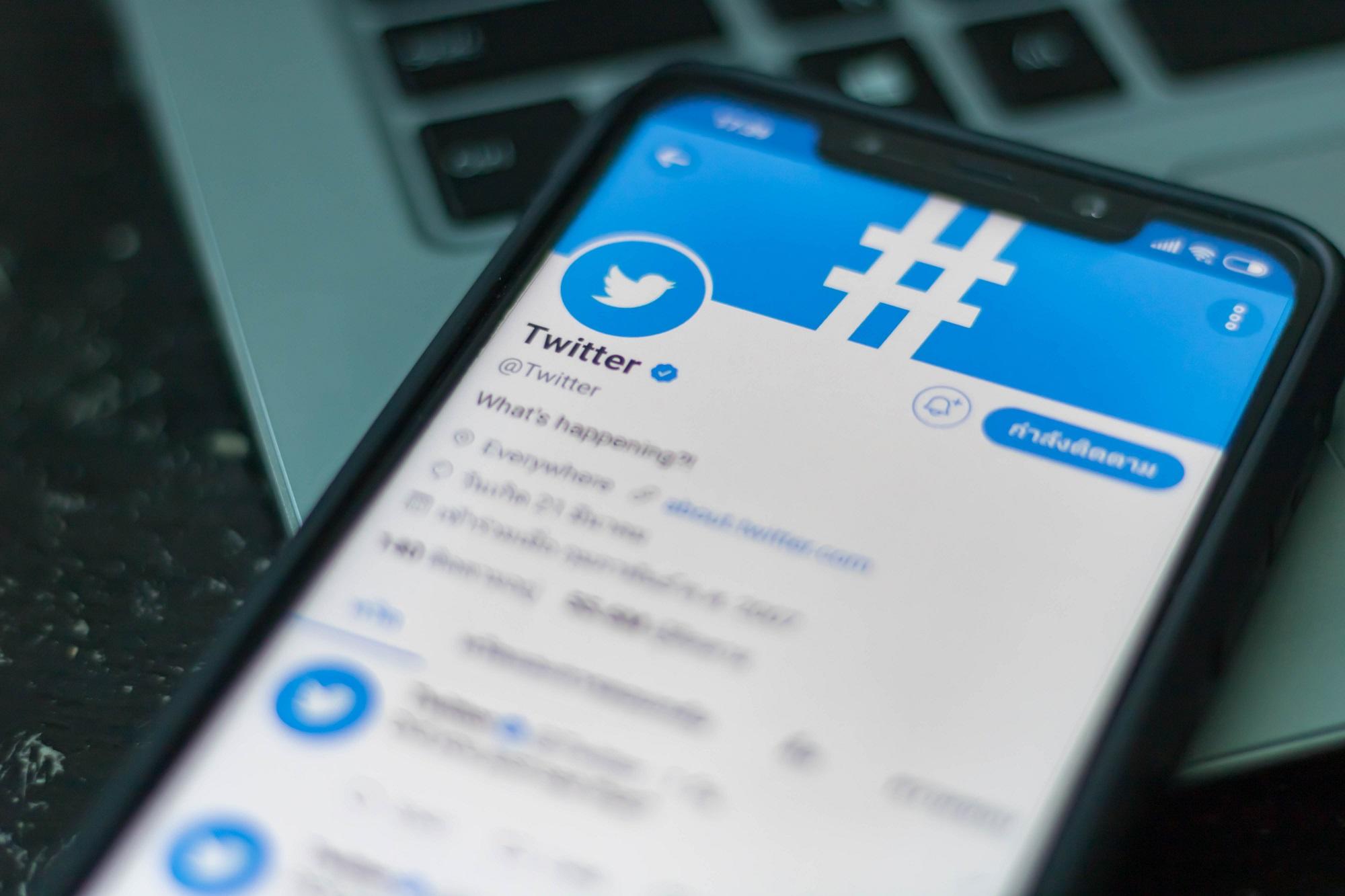 تويتر قالت إنها تملك الحق في اتخاذ تدابير بشأن تغريدات مخالفة خصوصا تلك التي تشمل تهديدات بالعنف. (shutterstock)