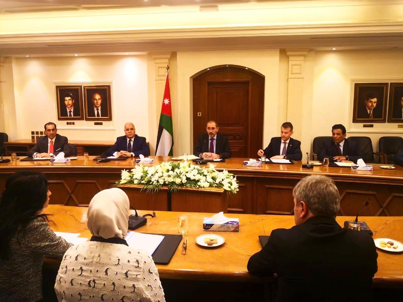 وزير الخارجية وشؤون المغتربين أيمن الصفدي، خلال استقباله رئيس وأعضاء لجنة الصداقة البرلمانية الأردنية التركية. (وزارة الخارجية)