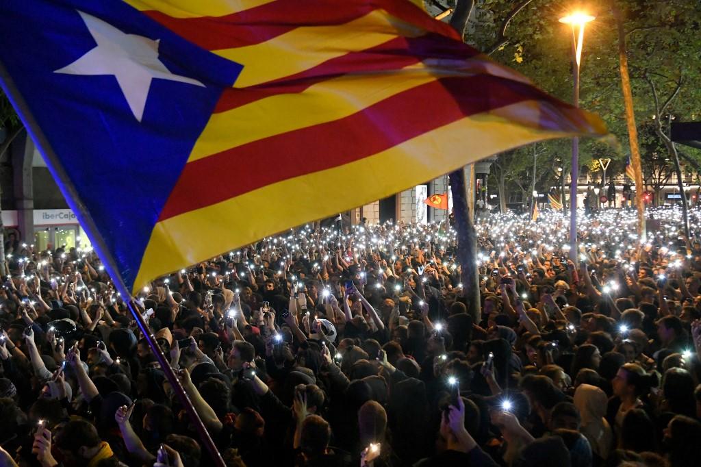 العلم الكاتالوني خلال تظاهرة مؤيدة للاستقلال في مدينة برشلونة، 15 تشرين الأول/أكتوبر 2019. (أ ف ب)