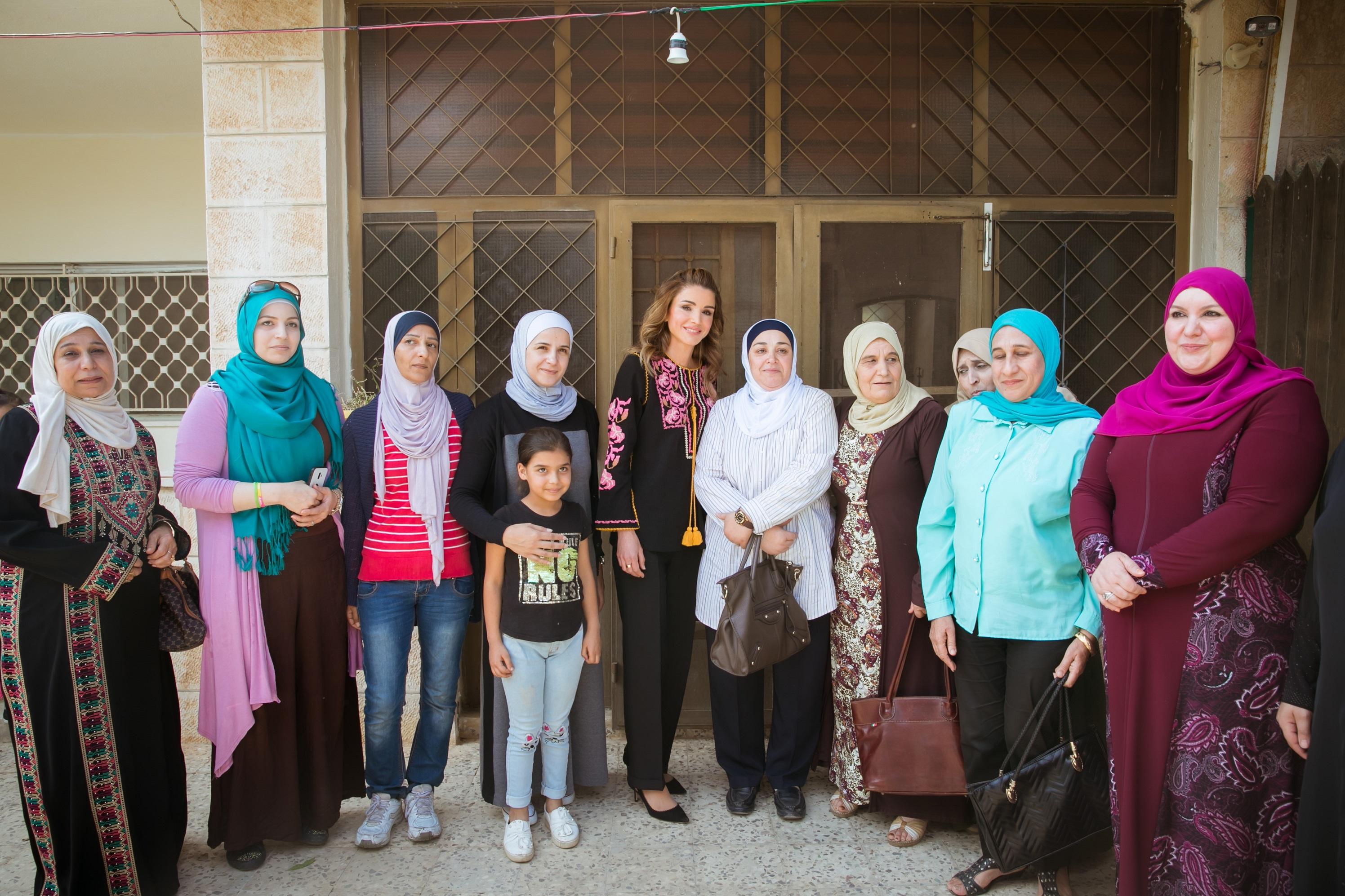 الملكة رانيا العبدالله خلال زيارتها جمعية همة نساء البلقاء الخيرية. (بترا)