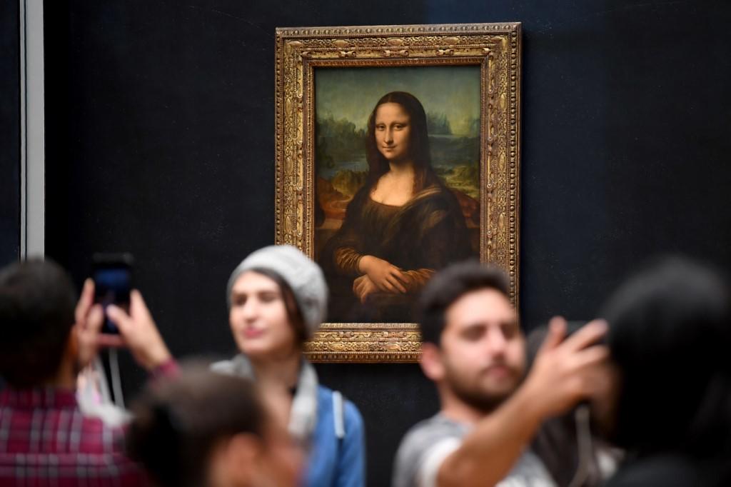 لوحة الموناليزا إحدى أعمال الفنان ليوناردو دا فينشي المعروضة في متحف اللوفر، 7 تشرين الأول/أكتوبر 2019. (أ ف ب)