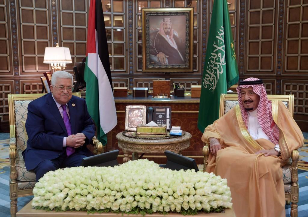 العاهل السعودي الملك سلمان بن عبد العزيز (يمين)، والرئيس الفلسطيني محمود عباس (يسار). (أ ف ب)