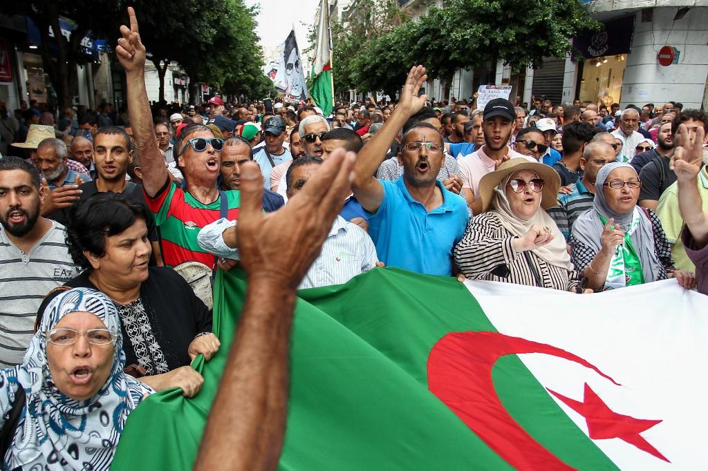  جزائريون في مظاهرة مناهضة للحكومة في العاصمة الجزائر.15 أكتوبر 2019 .أ ف ب 
