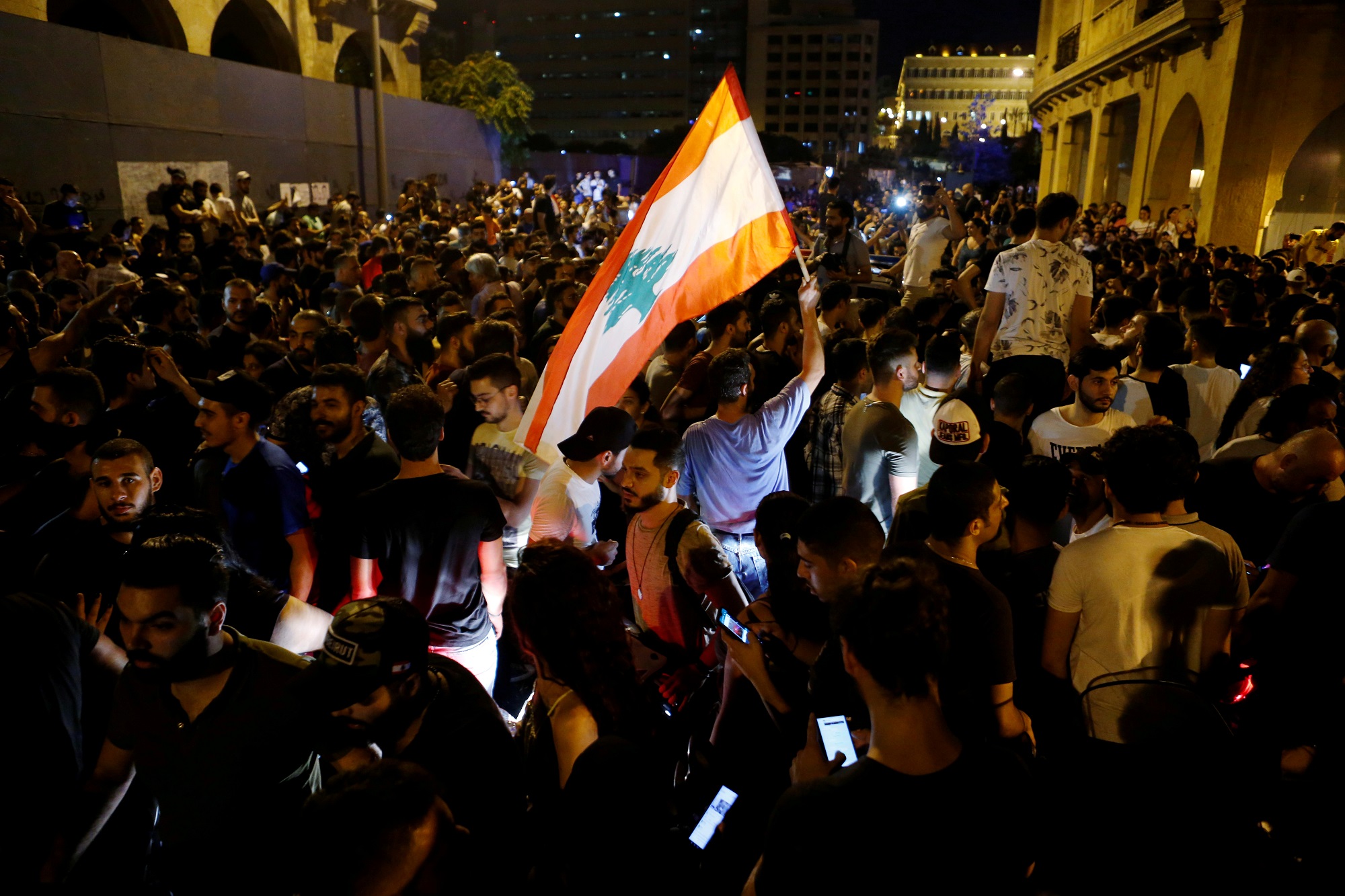 متظاهر يحمل العلم اللبناني خلال مظاهرة في بيروت احتجاجا على تدهور الوضع الاقتصادي في لبنان. 17 تشرين أول / أكتوبر 2019. (رويترز)