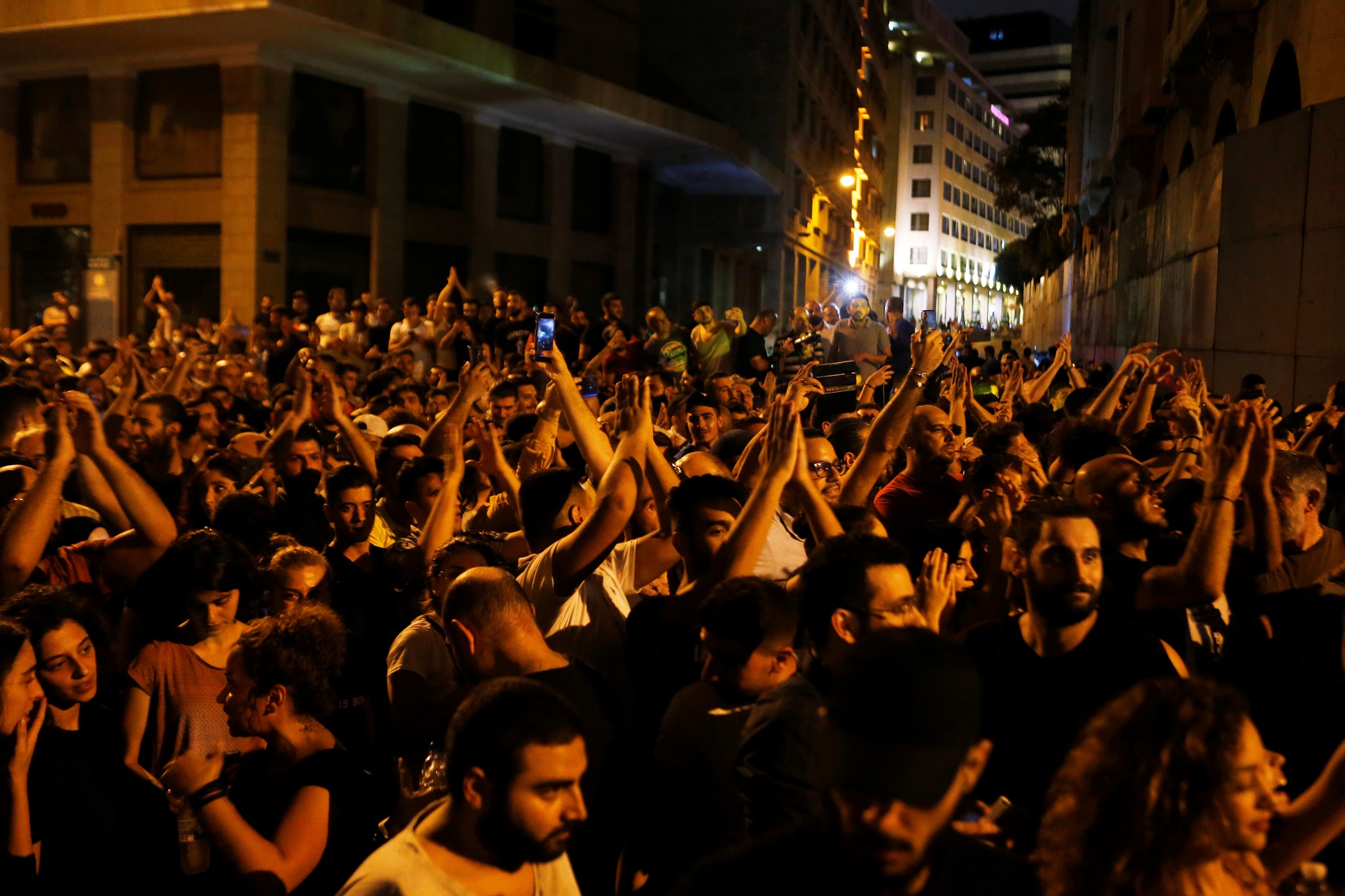 مظاهرة في بيروت احتجاجا على تدهور الوضع الاقتصادي في لبنان. 17 تشرين أول / أكتوبر 2019. (رويترز)