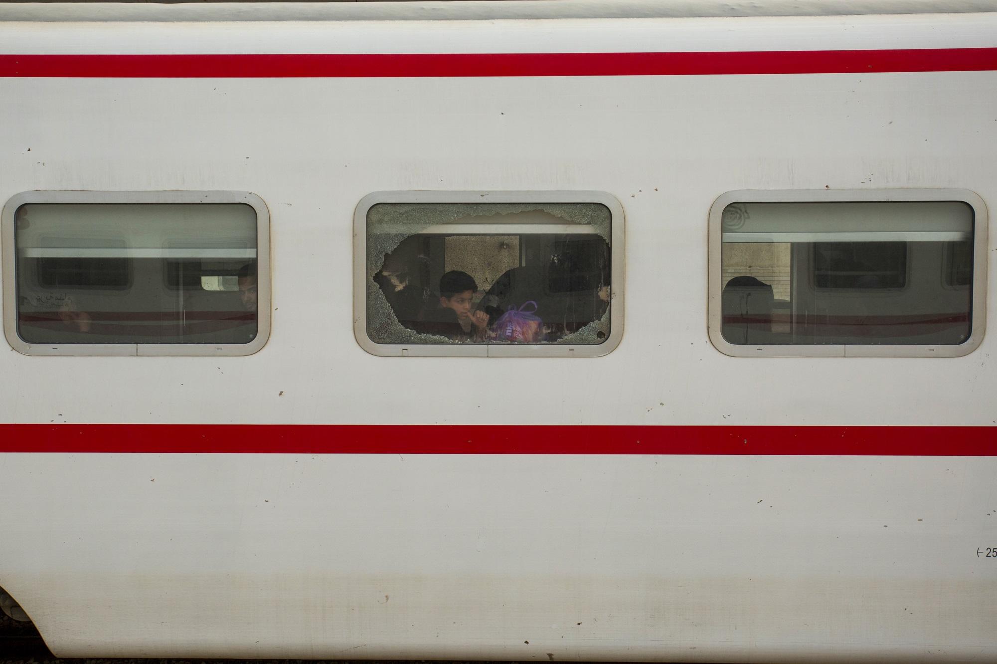 عراقيون من الطائفة الشيعية يجلسون في قطار في مدينة البصرة جنوبي العراق في طريقهم نحو مدينة كربلاء. حسين فالح. 17 أكتوبر 2019. / أ ف ب