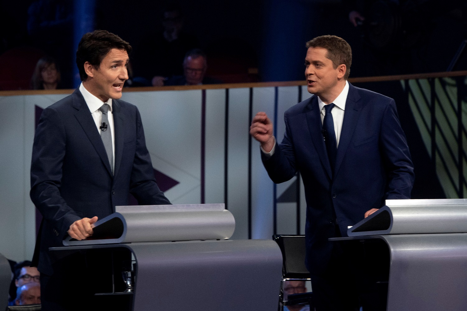 المرشحون جاستن ترودو (يسار) وأندرو شير خلال مناظرة، 10 تشرين الأول/أكتوبر 2019. (رويترز)