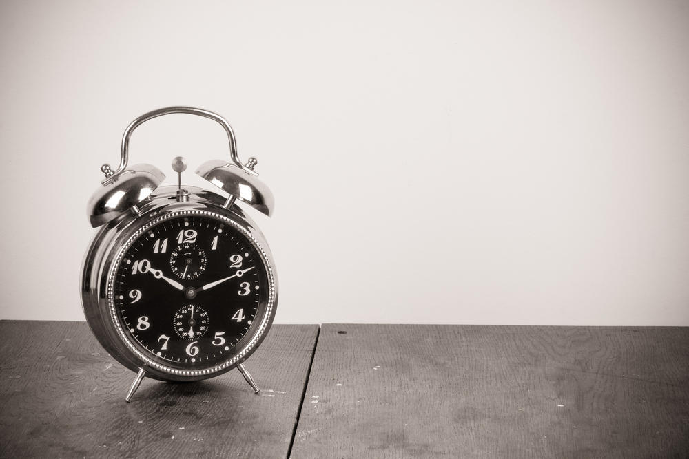 سيتمّ تأخير عقارب الساعة 60 دقيقة عند الساعة الواحدة من صباح الجمعة. (Shutterstock)