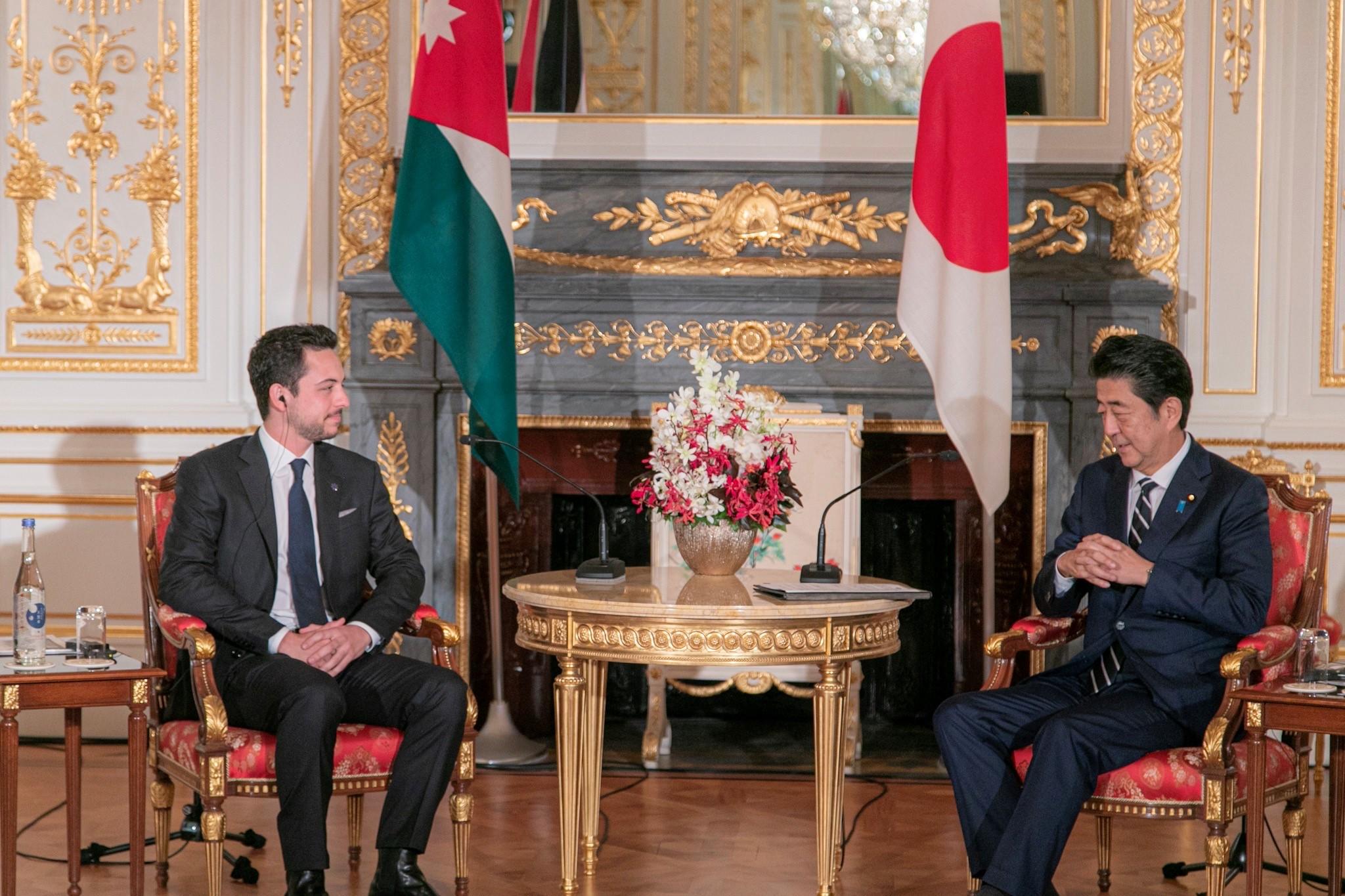 سمو الأمير الحسين بن عبدالله الثاني ولي العهد، التقى في طوكيو رئيس الوزراء الياباني شينزو آبي، 21 تشرين الأول/أكتوبر 2019. (الديوان الملكي الهاشمي)