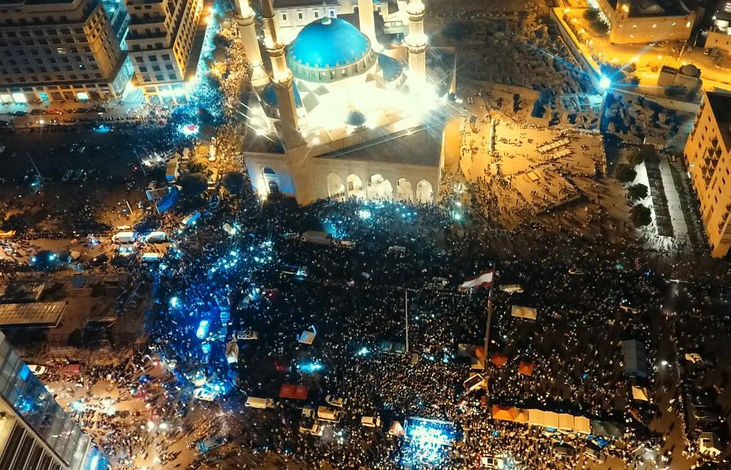  محتجون لبنانيون يتجمعون في وسط بيروت.21 أكتوبر 2019.  أ ف ب