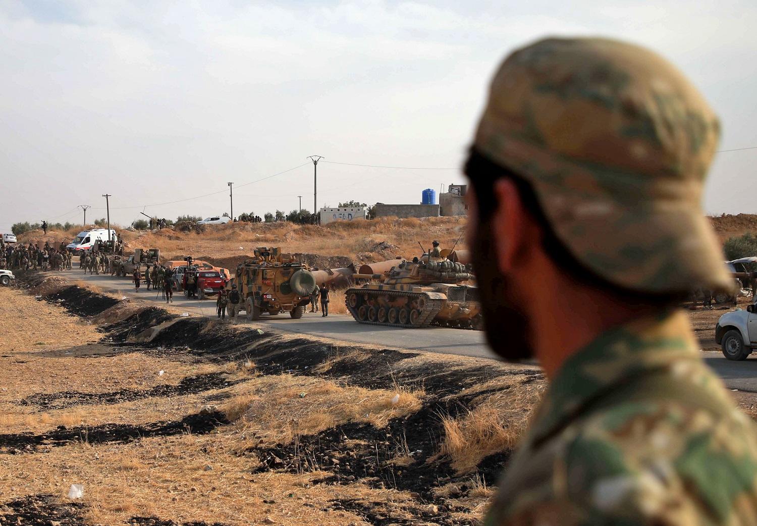 قوات تركية تقود دباباتها من طراز M60 من الحدود التركية. 14 أكتوبر 2019. (أ ف ب)