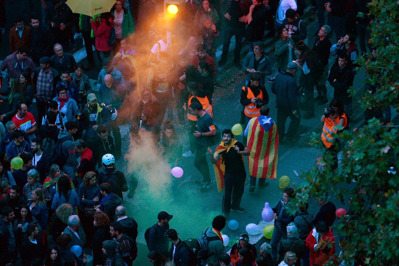 متظاهرون خلال مظاهرة دعت إليها لجان الدفاع الجمهورية المحلية في برشلونة. 21 أكتوبر 2019. (أ ف ب)