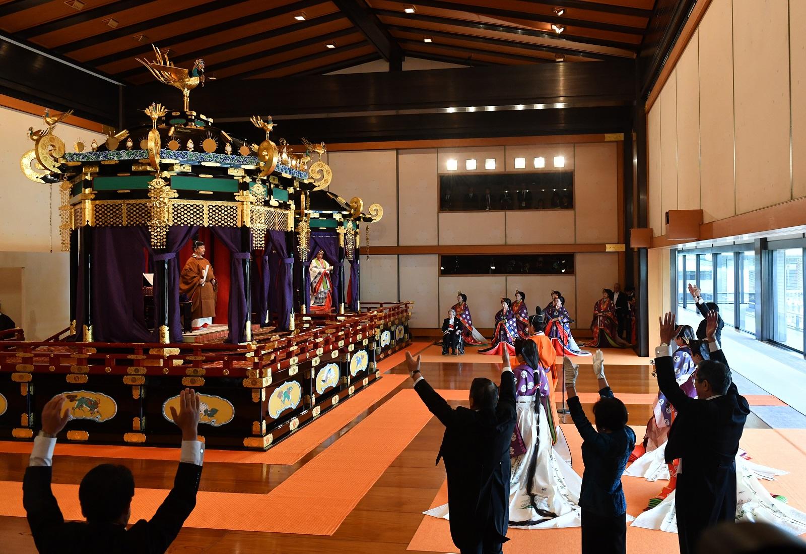 أعلن الإمبراطور ناروهيتو رسمياً صعوده إلى عرش أقحوان خلال حفل تنصيب القصر الإمبراطوري في طوكيو، 22 أكتوبر 2019. (أ ف ب)
