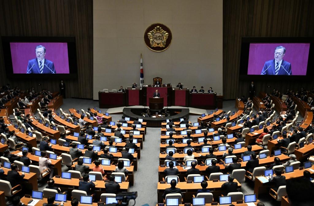  رئيس كوريا الجنوبية مون جي إين يلقي خطاب ميزانية سنوية في الجمعية الوطنية في سيول، 22 أكتوبر 2019. أ ف ب