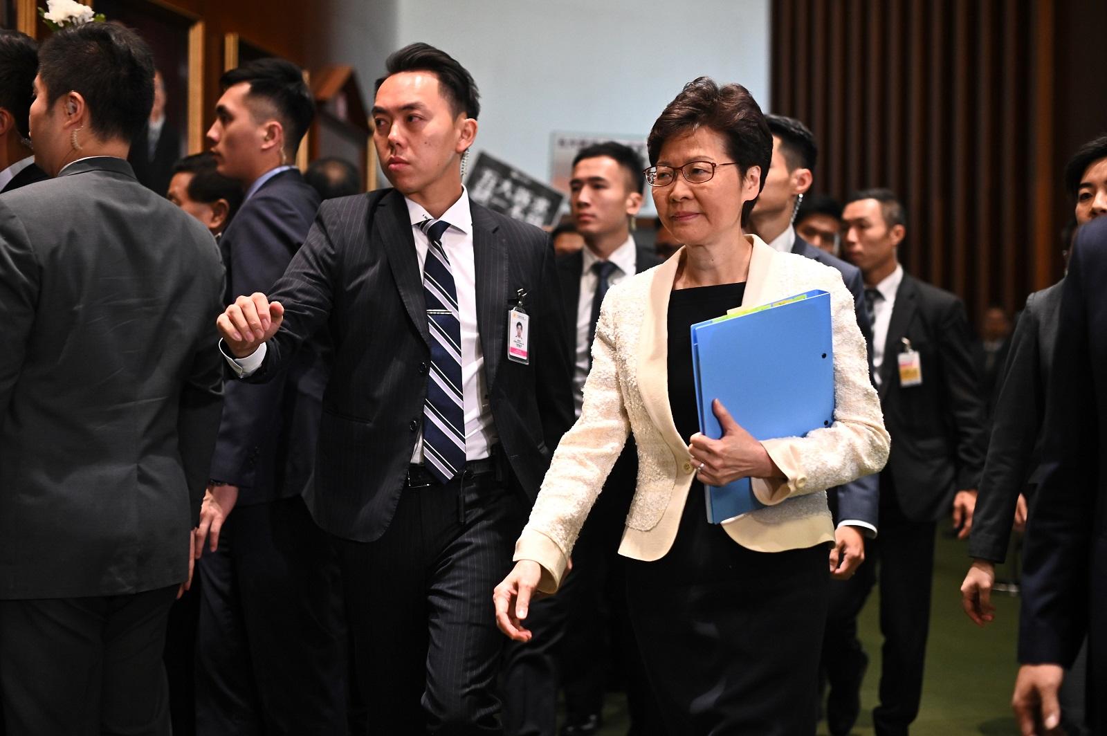 الرئيسة التنفيذية لهونغ كونغ كاري لام (اليمين). 17 أكتوبر 2019. (أ ف ب)