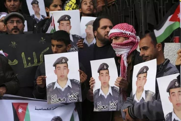 أردنيون في مسيرة بعد استشهاد الكساسبة (رويترز)