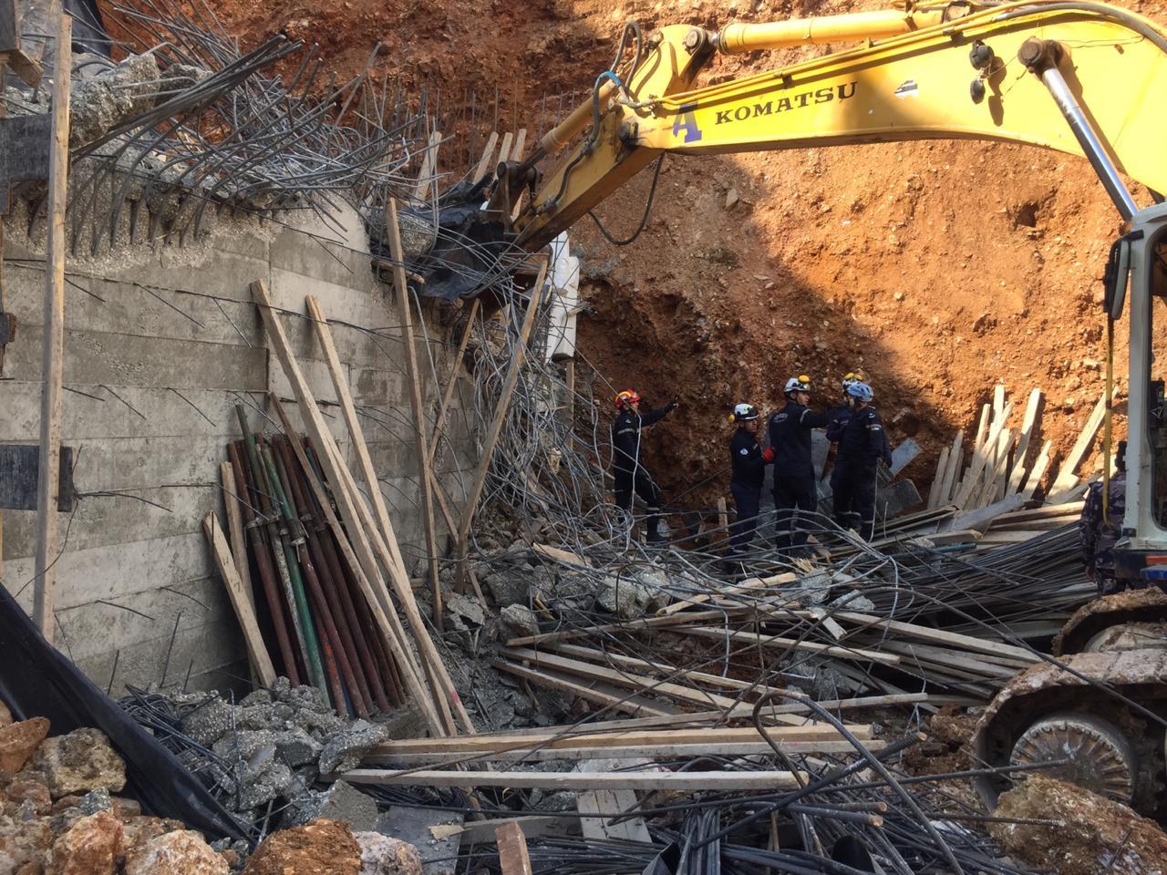 انهيار جدار استنادي في منطقة الدوار الثامن في عمّان. (مديرية الدفاع المدني)