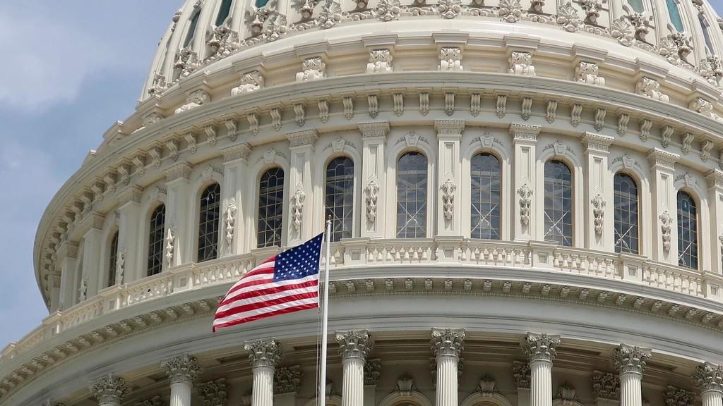 علم الولايات المتحدة أمام مبنى الكونغرس الأميركي.21 أكتوبر 2019.(Shutterstock)