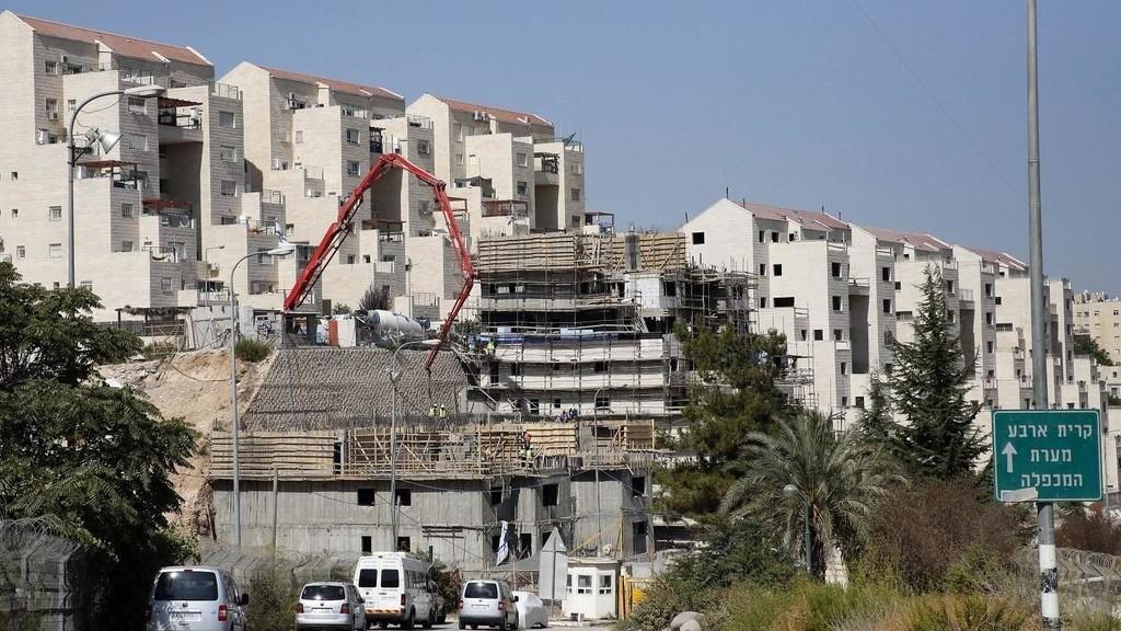 أعمال بناء في مستوطنات إسرائيلية شرقي مدينة الخليل، 24 أغسطس 2017. (حازم بدر/ أ ف ب)  