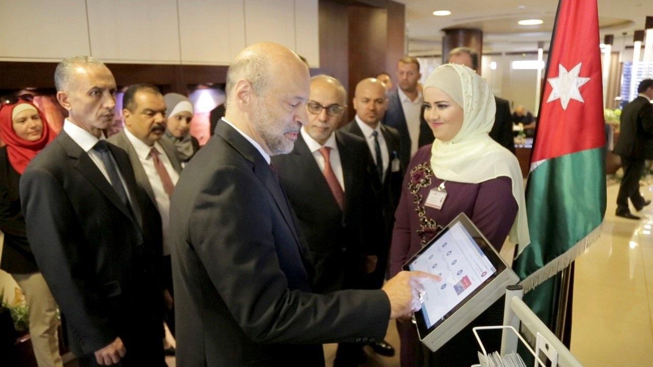 رئيس الوزراء عمر الرزاز، خلال إطلاق الحزمة الأولى من الخدمات الإلكترونية لهيئة الاستثمار. (رئاسة الوزراء)