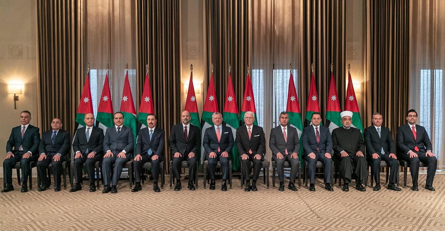 الملك عبد الله الثاني يتوسط الوزراء الجدد بعد التعديل الرابع لحكومة عمر الرزاز. (الديوان الملكي الهاشمي)
