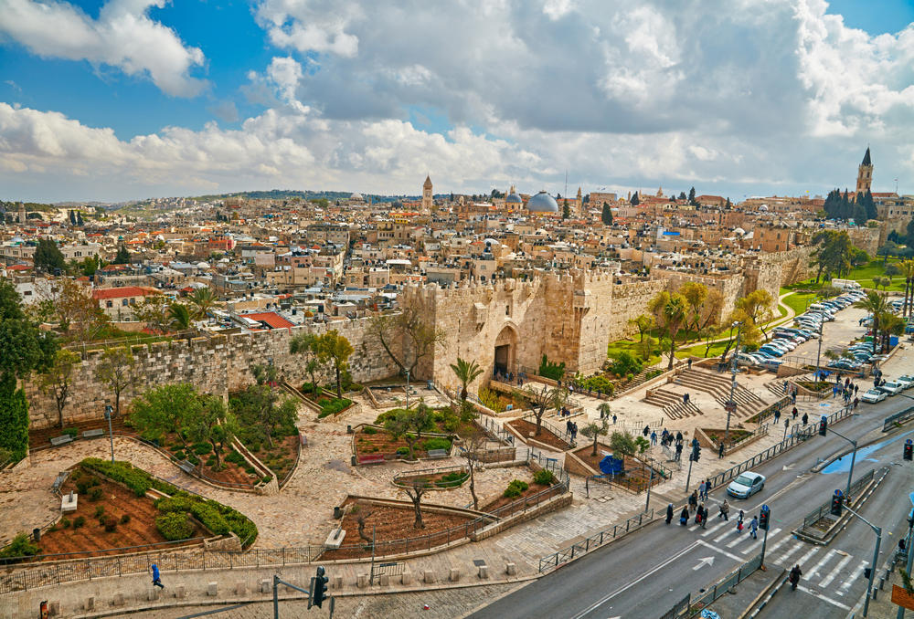 سينقل الخط المقترح للتلفريك نحو 3 آلاف شخص في الساعة من الشطر الغربي من القدس إلى البلدة القديمة شرقي القدس في رحلة تستغرق 4 دقائق. (shutterstock)