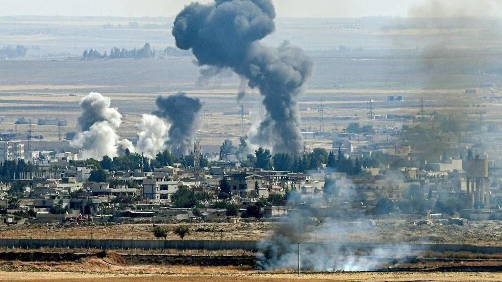 دخان يتصاعد من موقع قصف في سوريا. (أ ف ب)