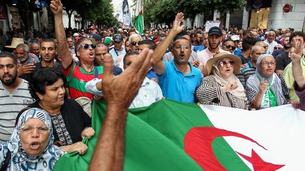 جزائريون في مظاهرة مناهضة للحكومة في العاصمة الجزائر. 15 أكتوبر 2019. (أ ف ب )