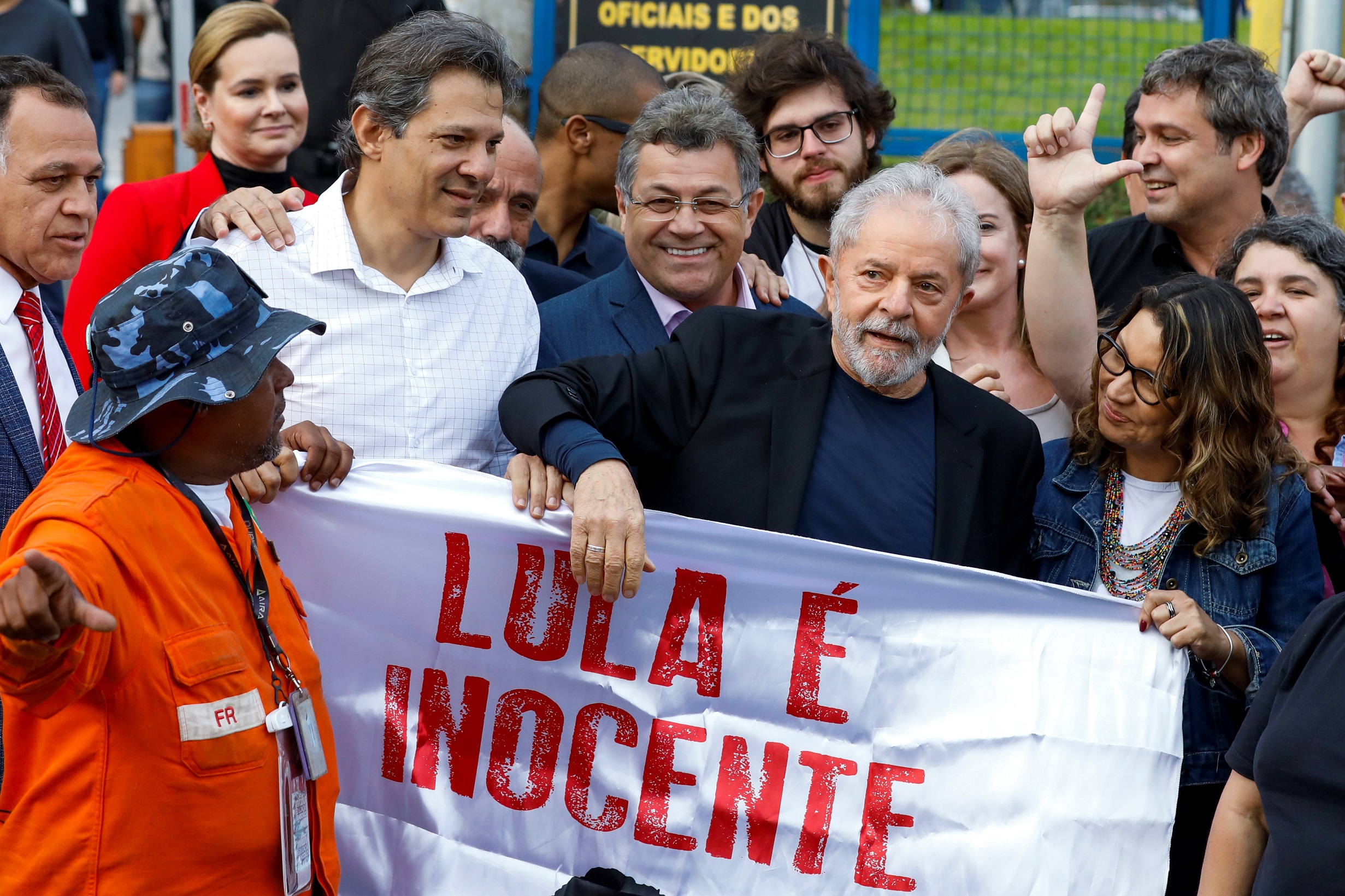 الرئيس البرازيلي اليساري السابق لويس إيناسيو لولا دا سيلفا بعد خروجه من السجن في كورتيبا. (رويترز)