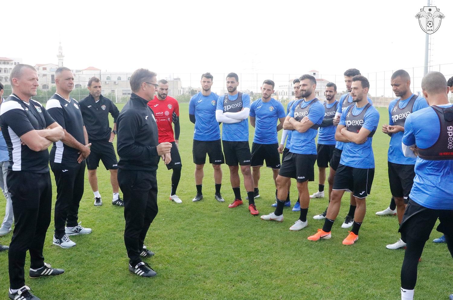 البلجيكي فيتال بوركلمانز مدرب منتخب الأردن خلال حديثه للنشامى. (الاتحاد الأردني لكرة القدم)