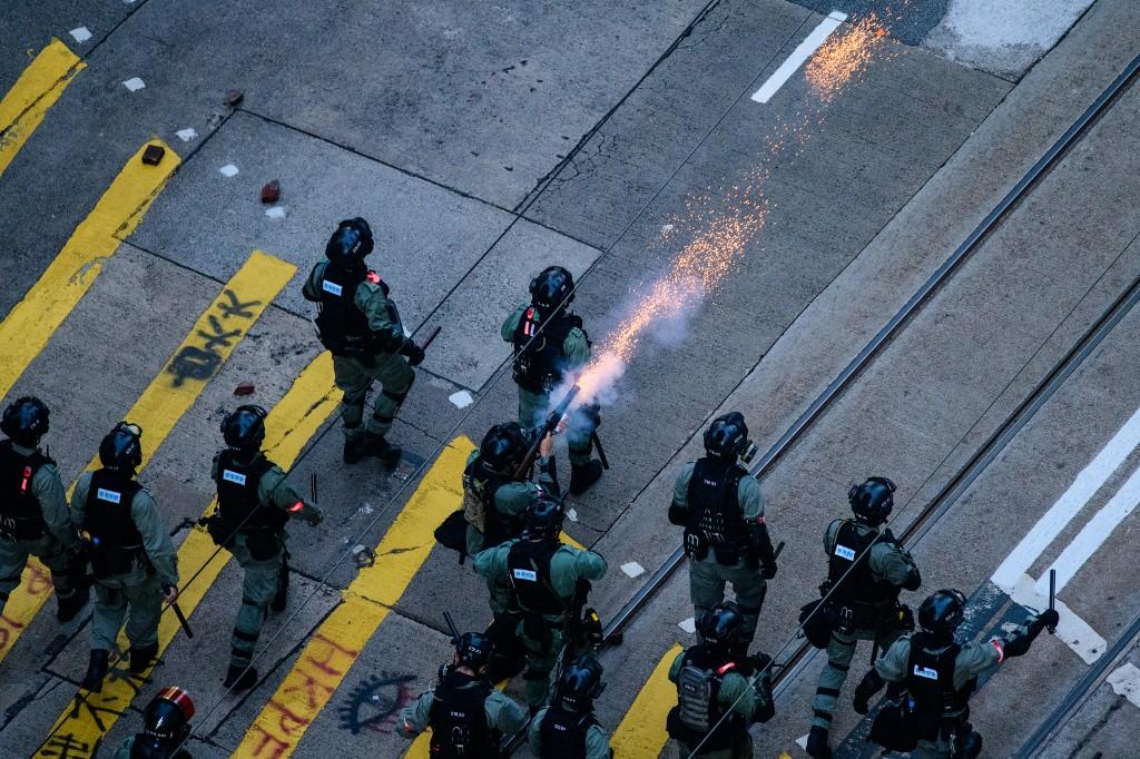 أطلقت الشرطة الغاز المسيل للدموع لتفريق المتظاهرين في منطقة خليج كوزواي في هونغ كونغ .11 نوفمبر 2019. أنتوني والاس / أ ف ب
