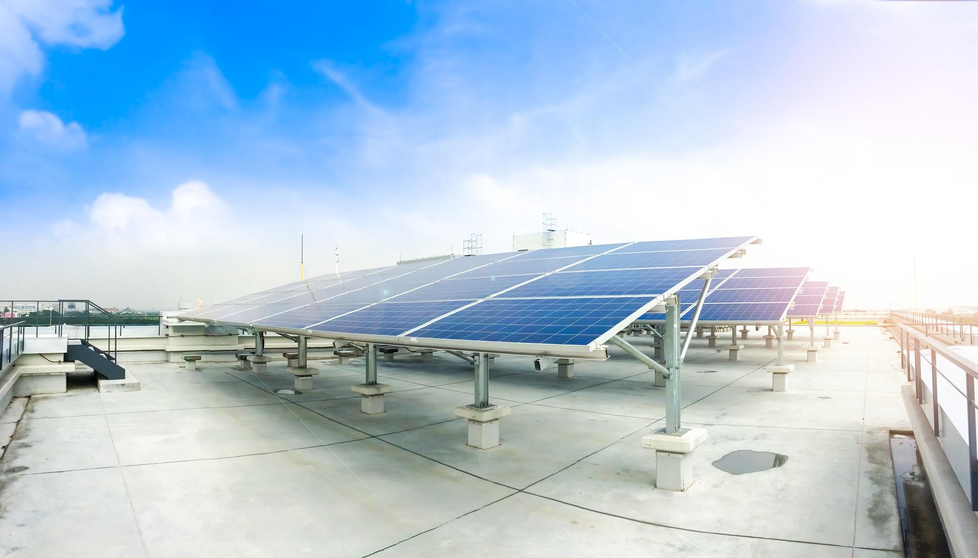 أنظمة خلايا شمسية فوق مبنى. (Shutterstock)