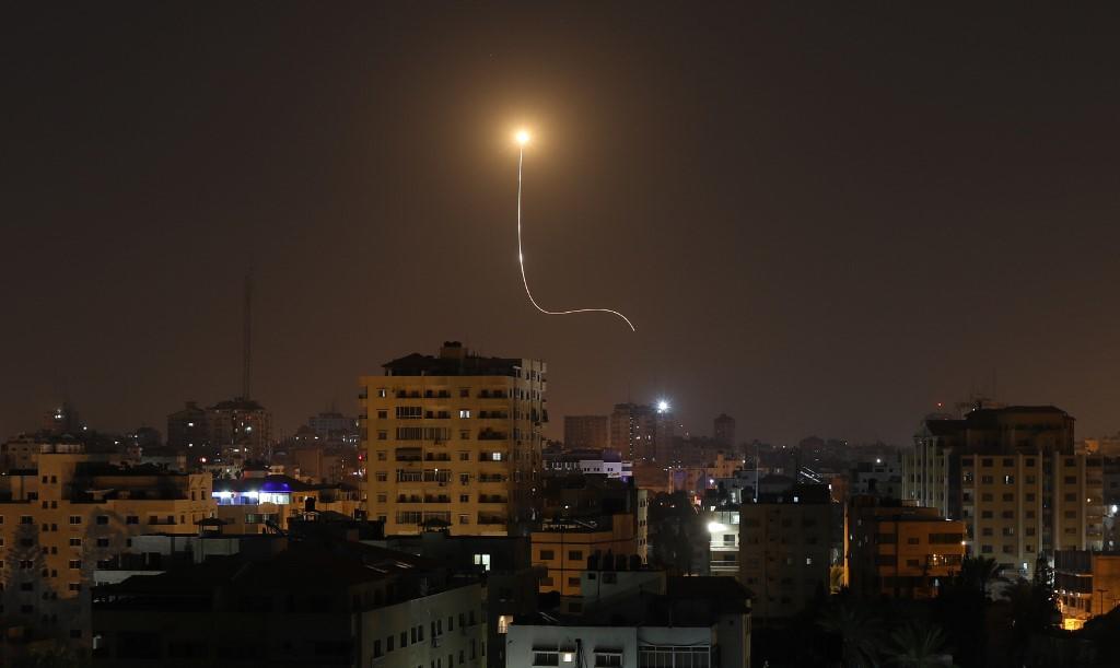 صاروخ إسرائيلي تم إطلاقه من نظام صواريخ الدفاع القبة الحديدية فوق مدينة غزة في 13 نوفمبر 2019. محمود همس / أ ف ب