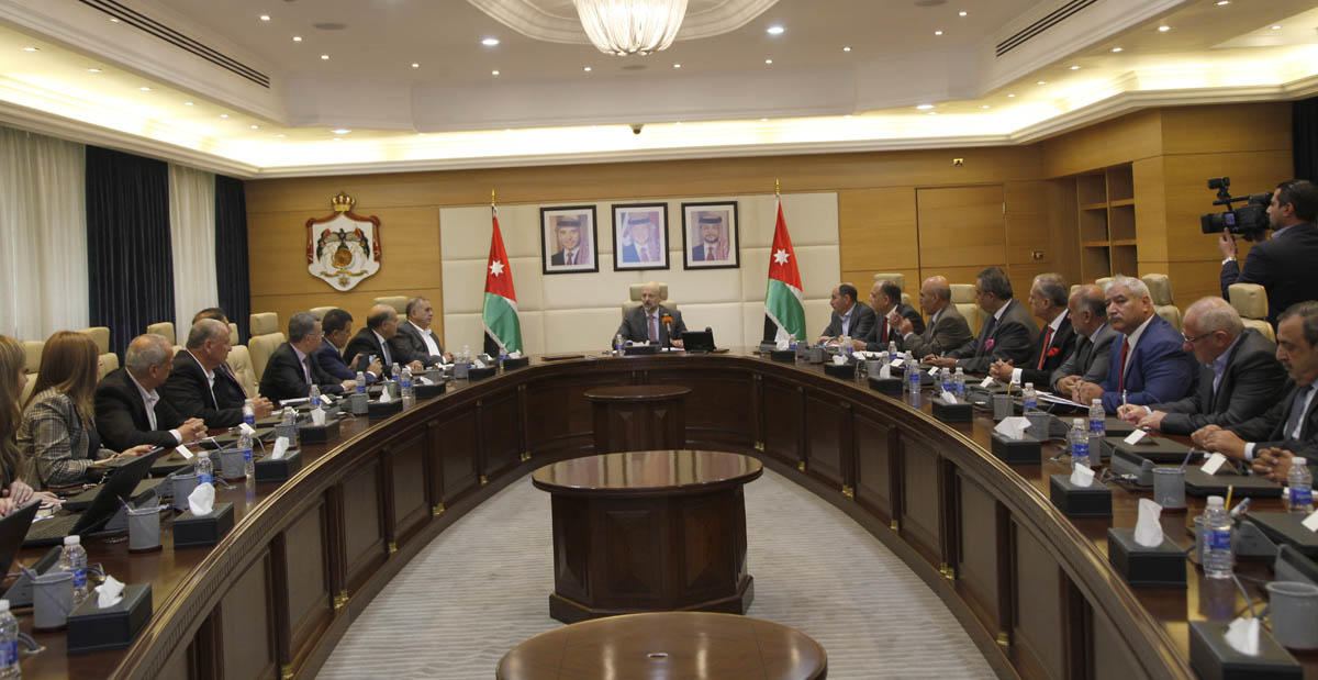 جانب من اجتماع رئيس الوزراء عمر الرزاز مع ممثلي قطاع الإسكان والعقار والإنشاءات. (بترا)