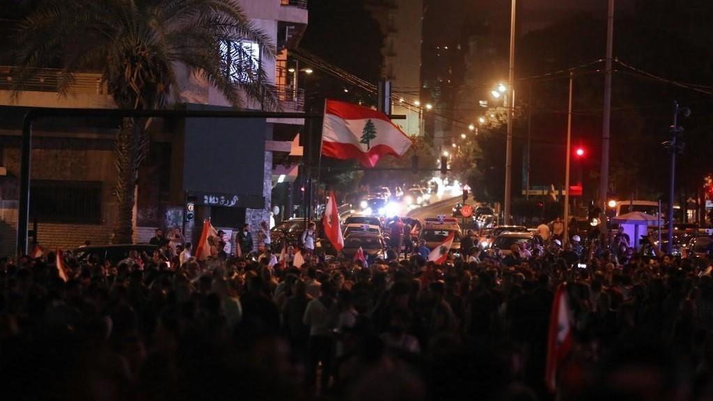 متظاهرون لبنانيون مناهضون للحكومة يسدون طريقًا رئيسيًا رداً على خطاب الرئيس اللبناني ميشال عون في بيروت.11 نوفمبر 2019. (أ ف ب)
