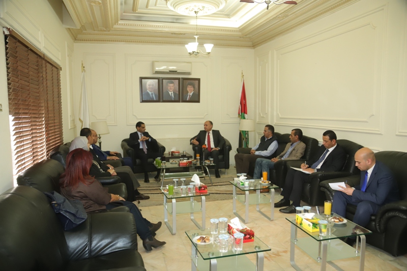 وزير الدولة لشؤون الإعلام أمجد العضايلة خلال زيارة له إلى مقر نقابة الصحفيين الأردنيين. (بترا)