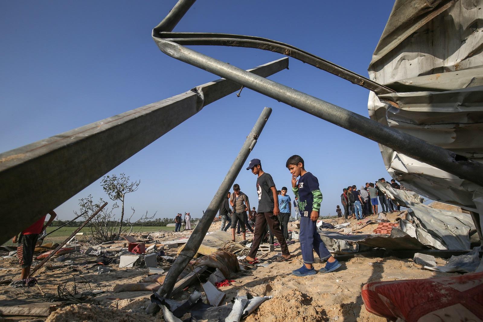 فلسطينيون يتجمعون في موقع غارة جوية إسرائيلية جنوب قطاع غزة. 14 نوفمبر 2019. (أ ف ب)