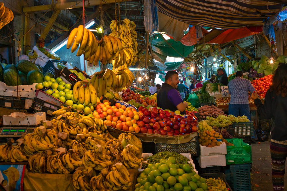 حاجة السوق اليومية من الموز تبلغ نحو 200 طن، فيما تتراوح كمية إنتاج الموز المحلية بين 160 و 170 طن يومياً.(shutterstock)