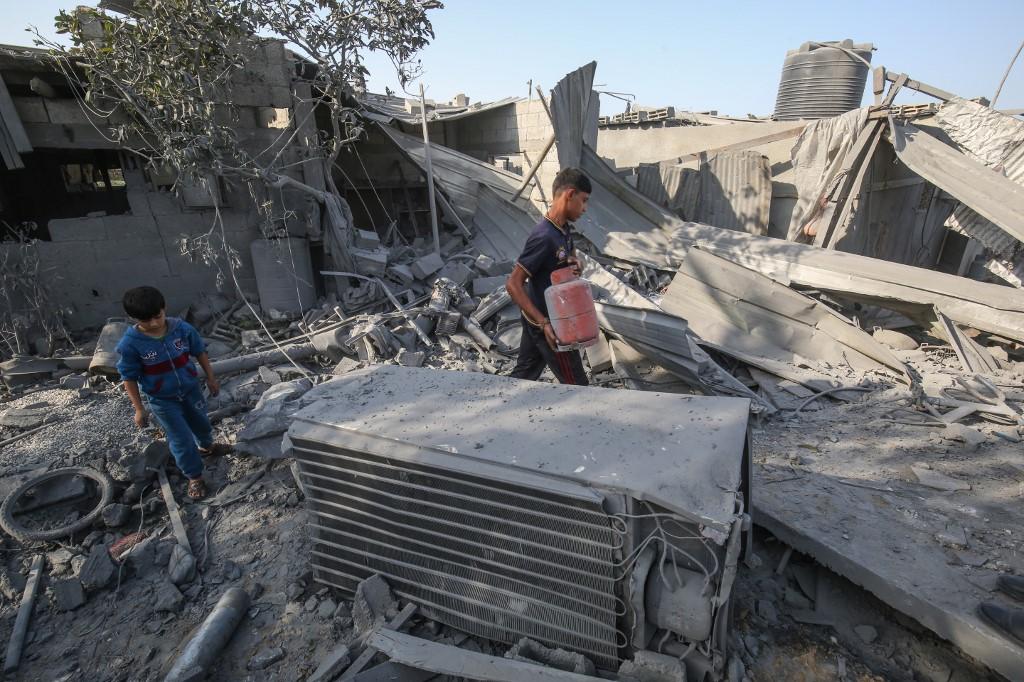 فلسطينيون يتفقدون الدمار بعد غارة جوية إسرائيلية في 14 نوفمبر 2019 في خان يونس في جنوب قطاع غزة. سعيد خطيب / أ ف ب