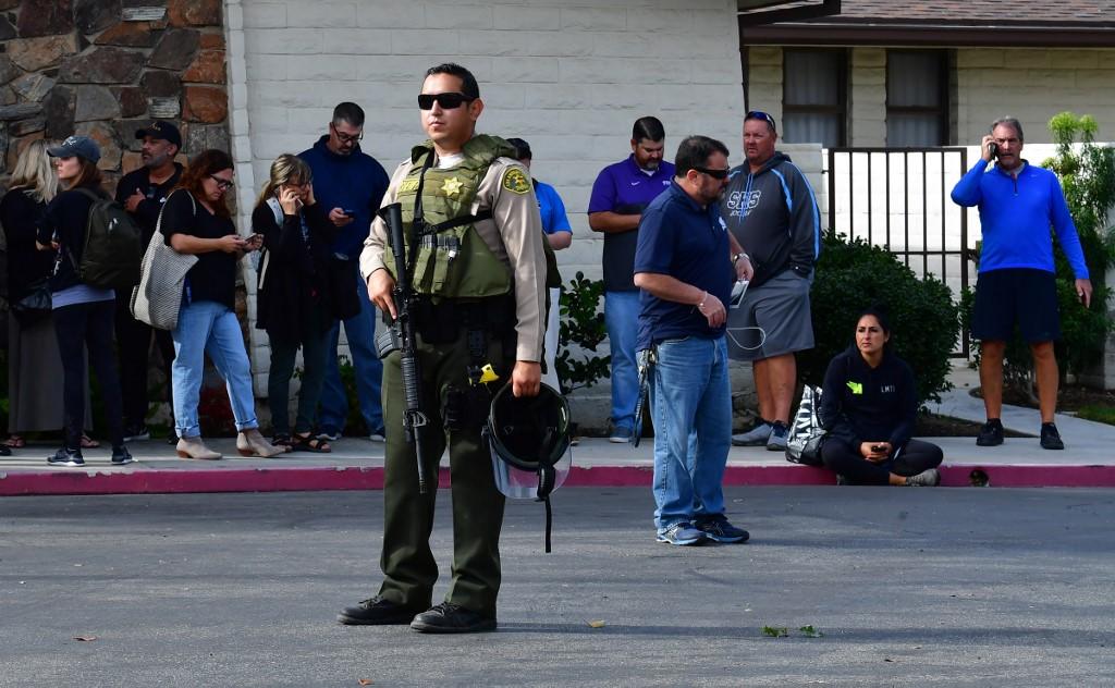ضابط مسلح بعد إطلاق نار في مدرسة سوجس الثانوية في سانتا كلاريتا في 14 نوفمبر 2019. فريدريك ج. براون / أ ف ب