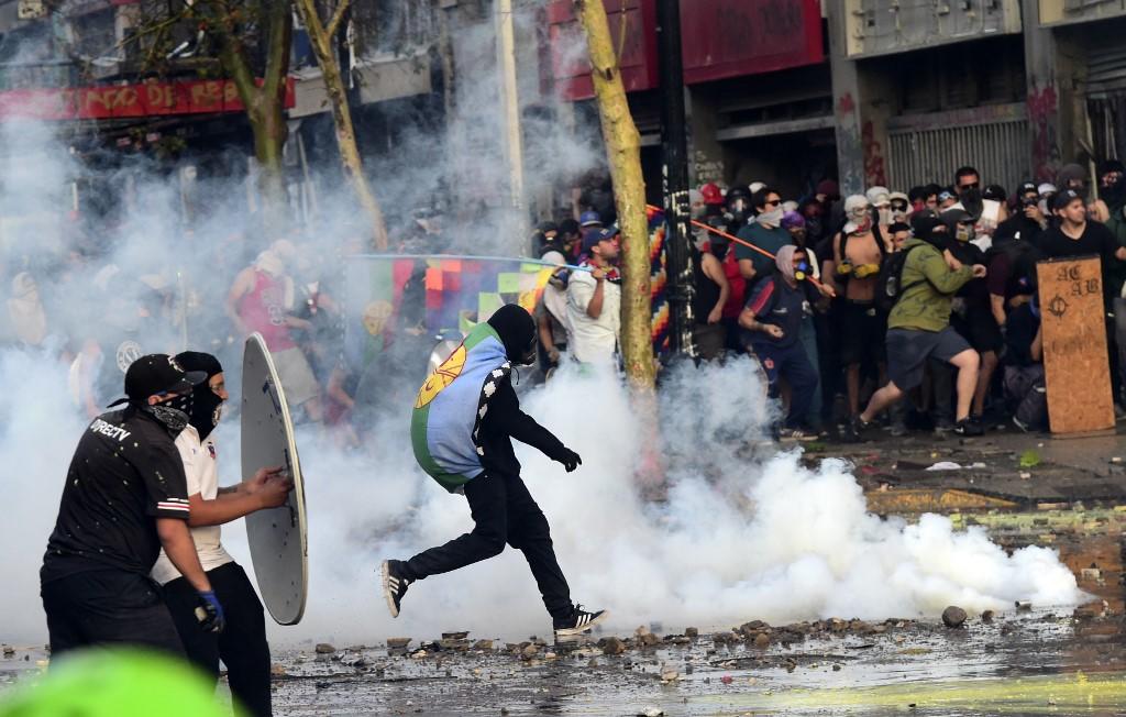أعلن رئيس مجلس الشيوخ التشيلي أن استفتاء سينظم في أبريل 2020 لمراجعة الدستور، بينما تشهد البلاد أزمة اجتماعية عنيفة منذ نحو شهر. أ ف ب