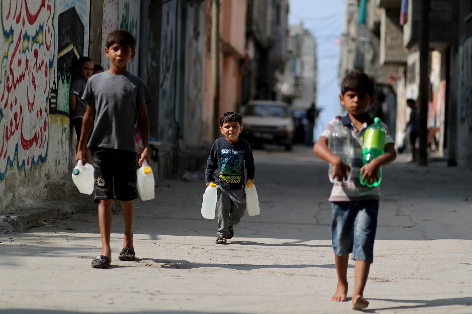 أطفال فلسطينيون في أحد المخيمات التابع لوكالة غوث وتشغيل اللاجئين الفلسطينيين (أونروا). رويترز