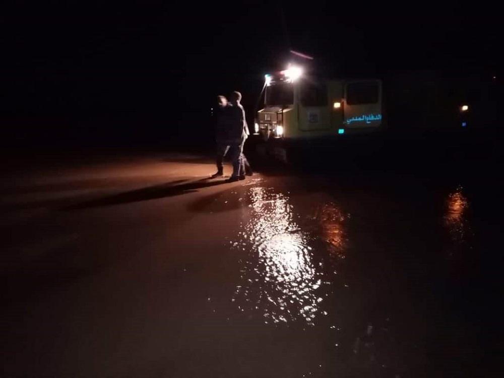 إنقاذ الدفاع المدني لأشخاص حاصرتهم المياه في منطقة روشيد في محافظة المفرق. (الدفاع المدني)