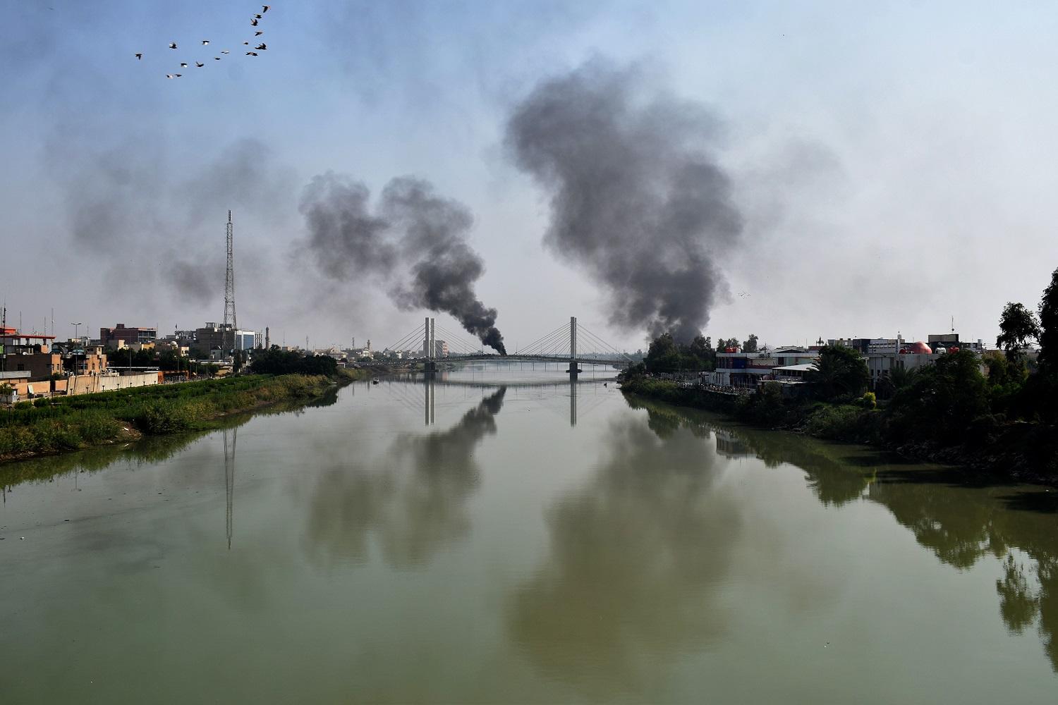 صورة أرشيفية لتصاعد الدخان من جراء حرق إطارات في العراق. أ ف ب 