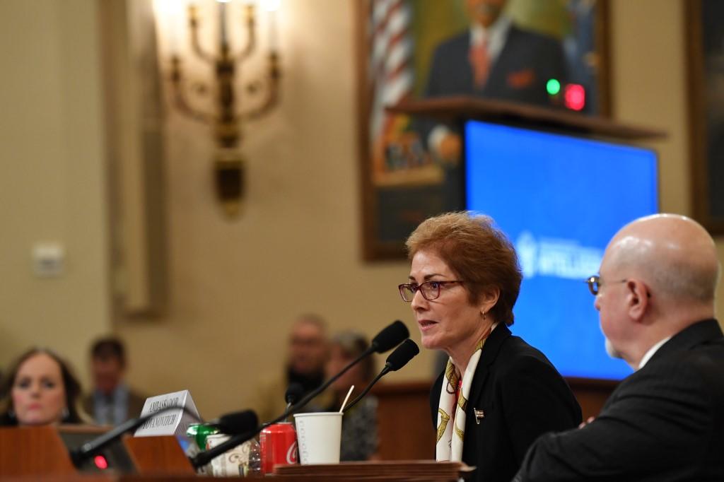 سفيرة الولايات المتحدة السابقة لدى أوكرانيا ماري يوفانوفيتش خلال الإدلاء بشهادتها أمام الكونغرس. (أ ف ب)