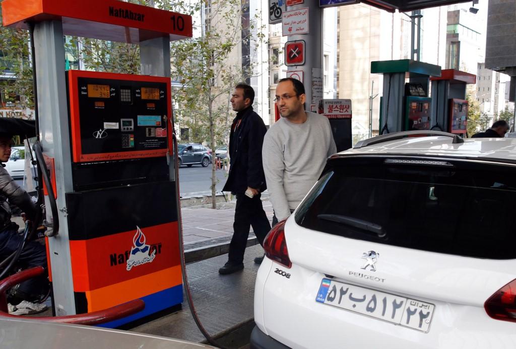 إيراني يملأ خزان وقود مركبته في العاصمة طهران. (أ ف ب)
