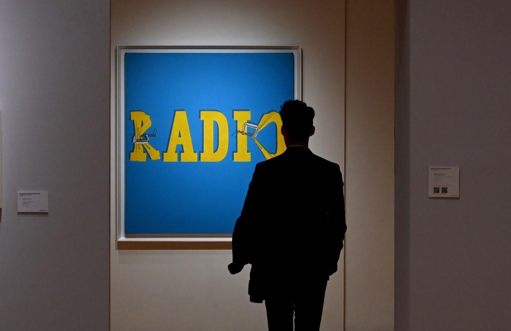 العمل الأغلى هذه السنة في مزادات نيويورك لفنان البوب الأميركي إد روشا مع لوحة "هورتينغ ذي وورد راديو #2"، والذي بيع بمقابل 52.4 مليون دولار. (أ ف ب)
